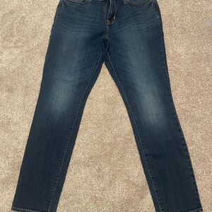 Old Navy Women’s Dark Wash Curvy Mid-Rise Skinny Blue Jeans, size 10.